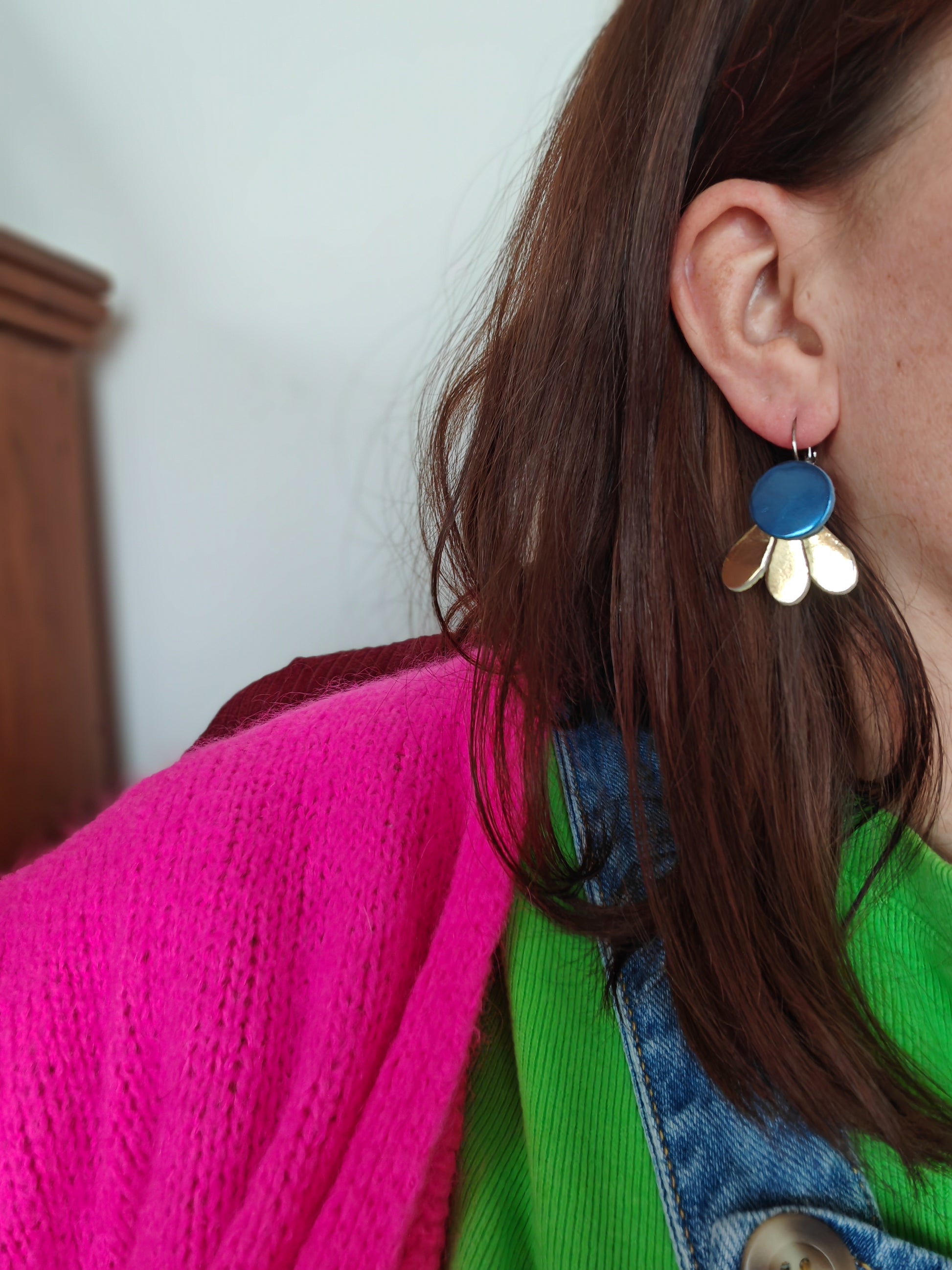 Boucles d'oreilles fleur en cuir bleu et or porte - Majulette