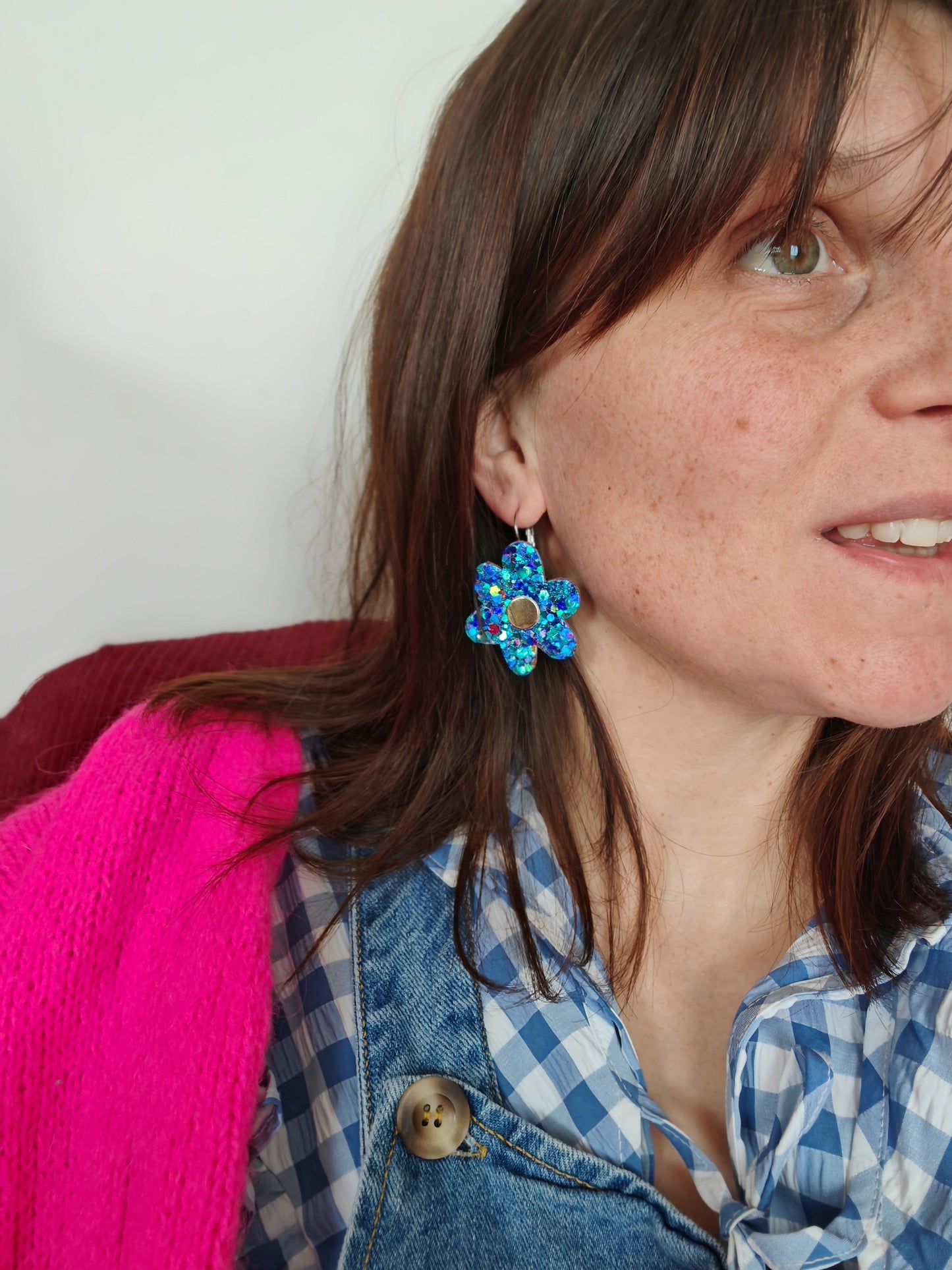 Boucles d'oreilles fleur en cuir bleu  paillette  porte - modele Zap - Majulette