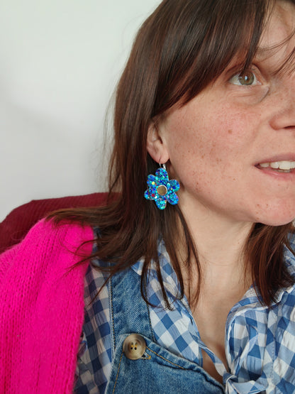 Boucles d'oreilles fleur en cuir bleu  paillette  porte - modele Zap - Majulette