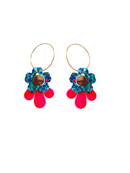 Boucles d'oreilles fleurs en cuir rose fluo et bleu pailleté upcyclé modèle Tada - Majulette