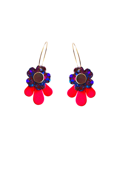 Boucles d'oreilles fleurs en cuir rose fluo et violet pailleté upcyclé modèle Tada - Majulette