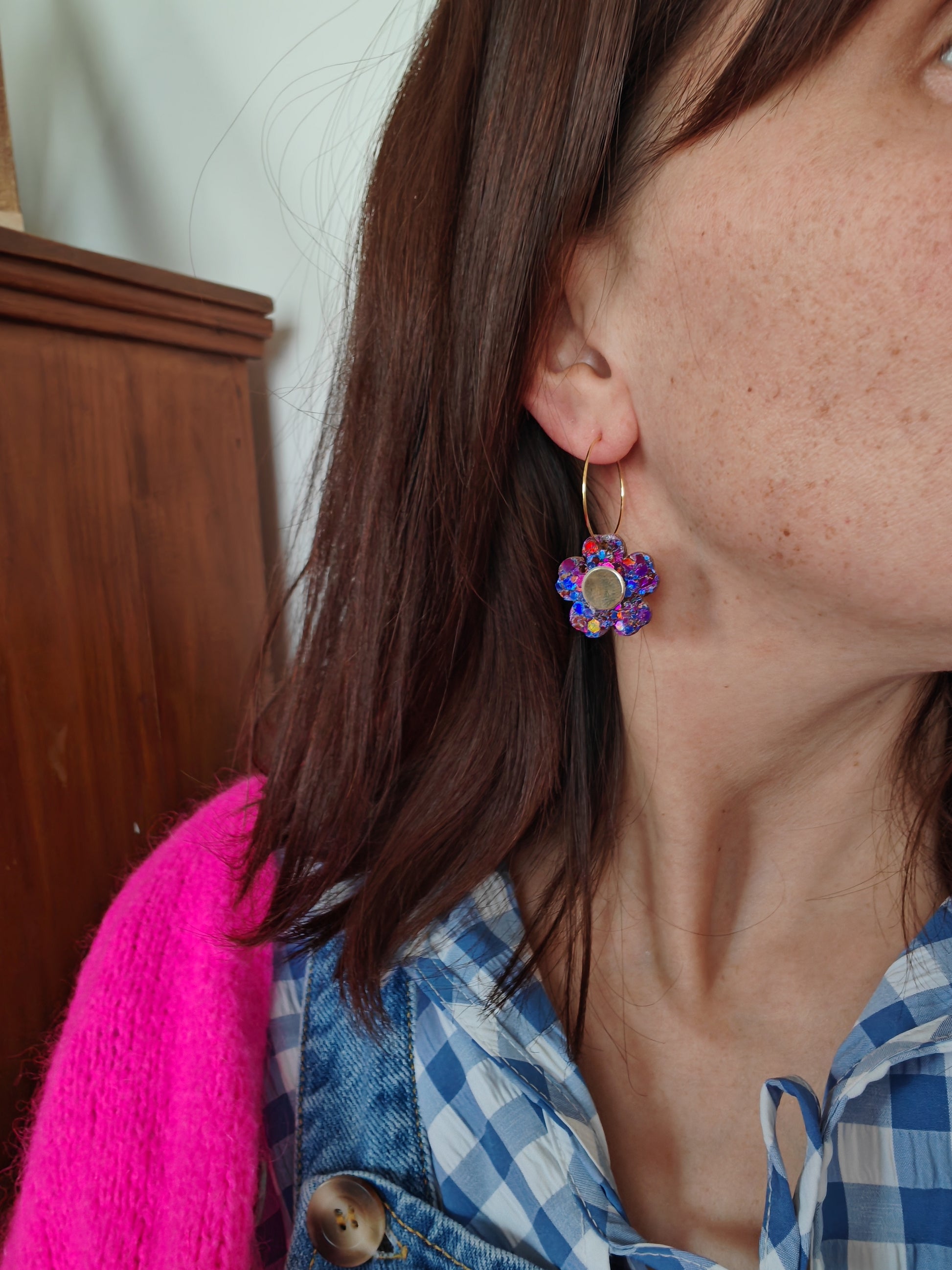 Boucles d'oreilles fleurs en cuir upcyclé violet pailleté porté -modèle Bulle- Majulette