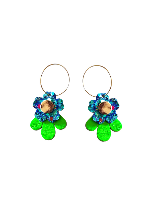 Boucles d'oreilles fleurs en cuir vert et bleu pailletéupcyclé modèle Tada - Majulette