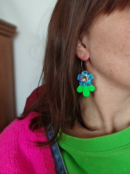 Boucles d'oreilles fleurs en cuir vert et bleu pailleté upcyclé porte  modèle Tada - Majulette