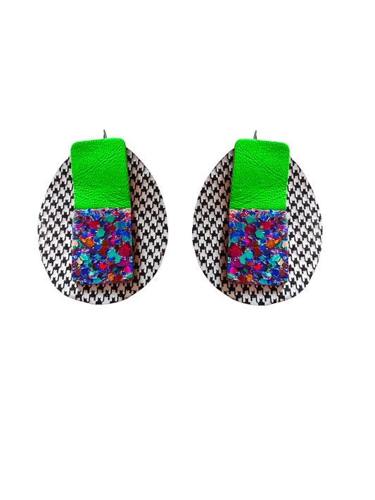 Boucles d'oreilles géométriques en cuir upcyclé modèle Kaboum pied de poule violet pailleté et vert - Majulette