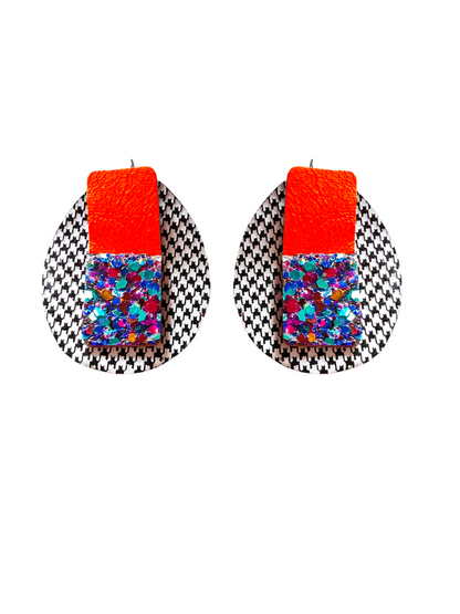 Boucles d'oreilles géométriques en cuir upcyclé modèle Kaboum pied de poule orange fluo et multicolore pailleté - Majulette