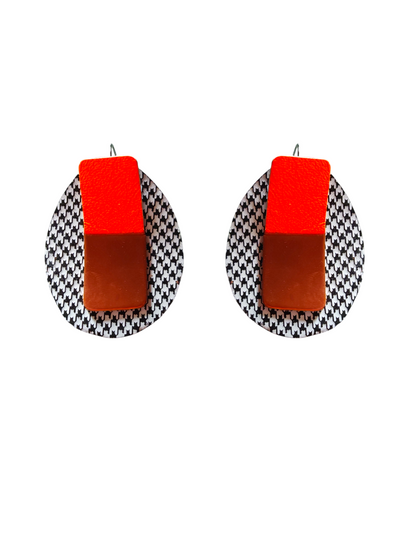 Boucles d'oreilles géométriques en cuir upcyclé modèle Kaboum pied de poule orange fluo et orange métalissé - Majulette