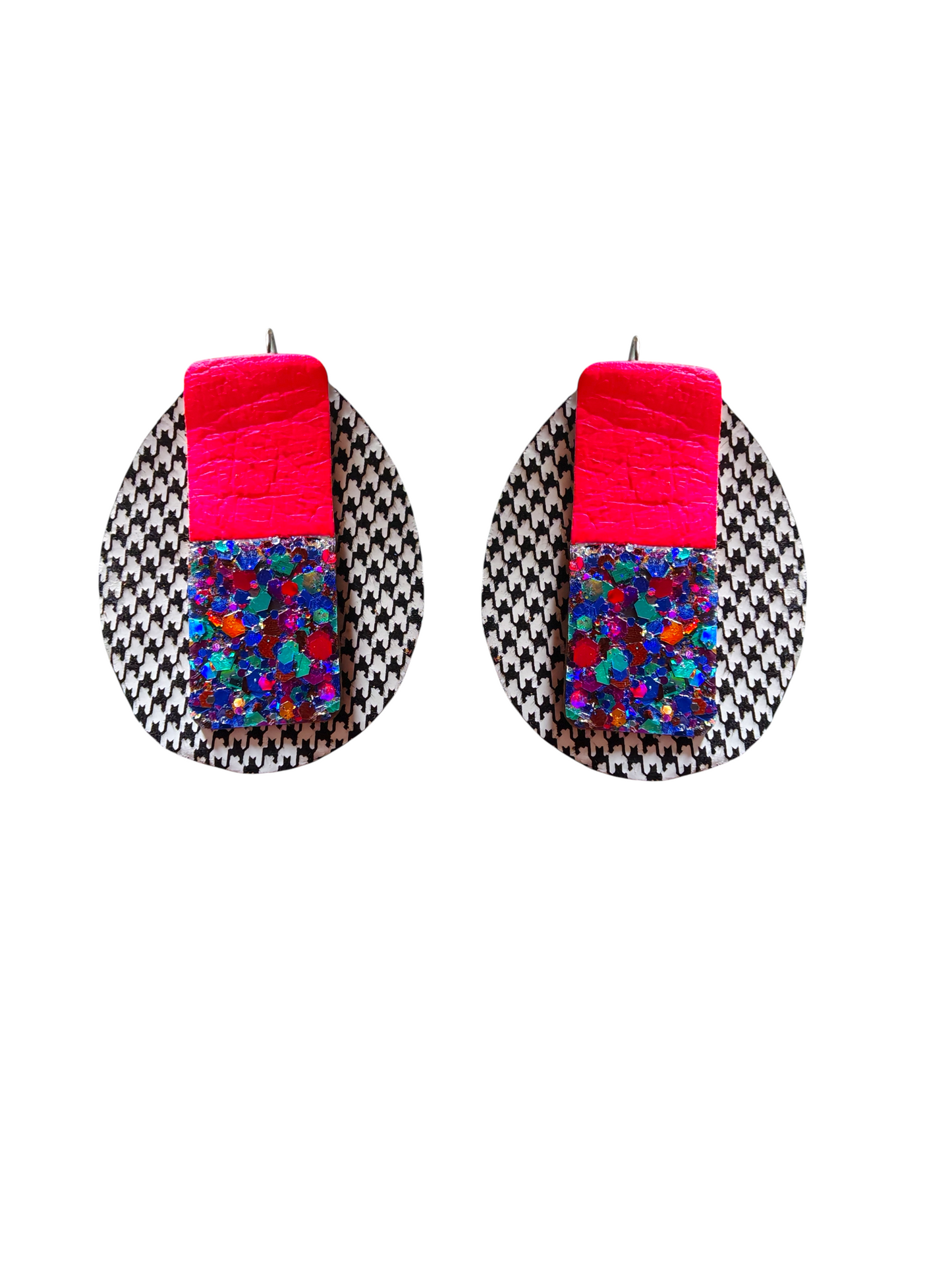 Boucles d'oreilles géométriques en cuir upcyclé modèle Kaboum pied de poule rose fluo et violet pailleté - Majulette