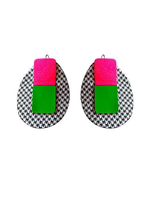 Boucles d'oreilles géométriques en cuir upcyclé modèle Kaboum pied de poule rose et vert - Majulette