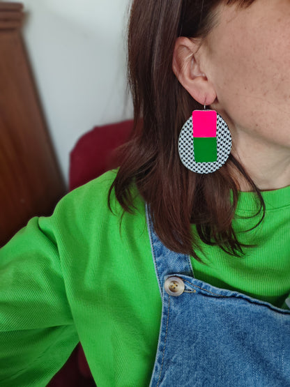 Boucles d'oreilles géométriques portée en cuir upcyclé modèle Kaboum pied de poule rose et vert - Majulette