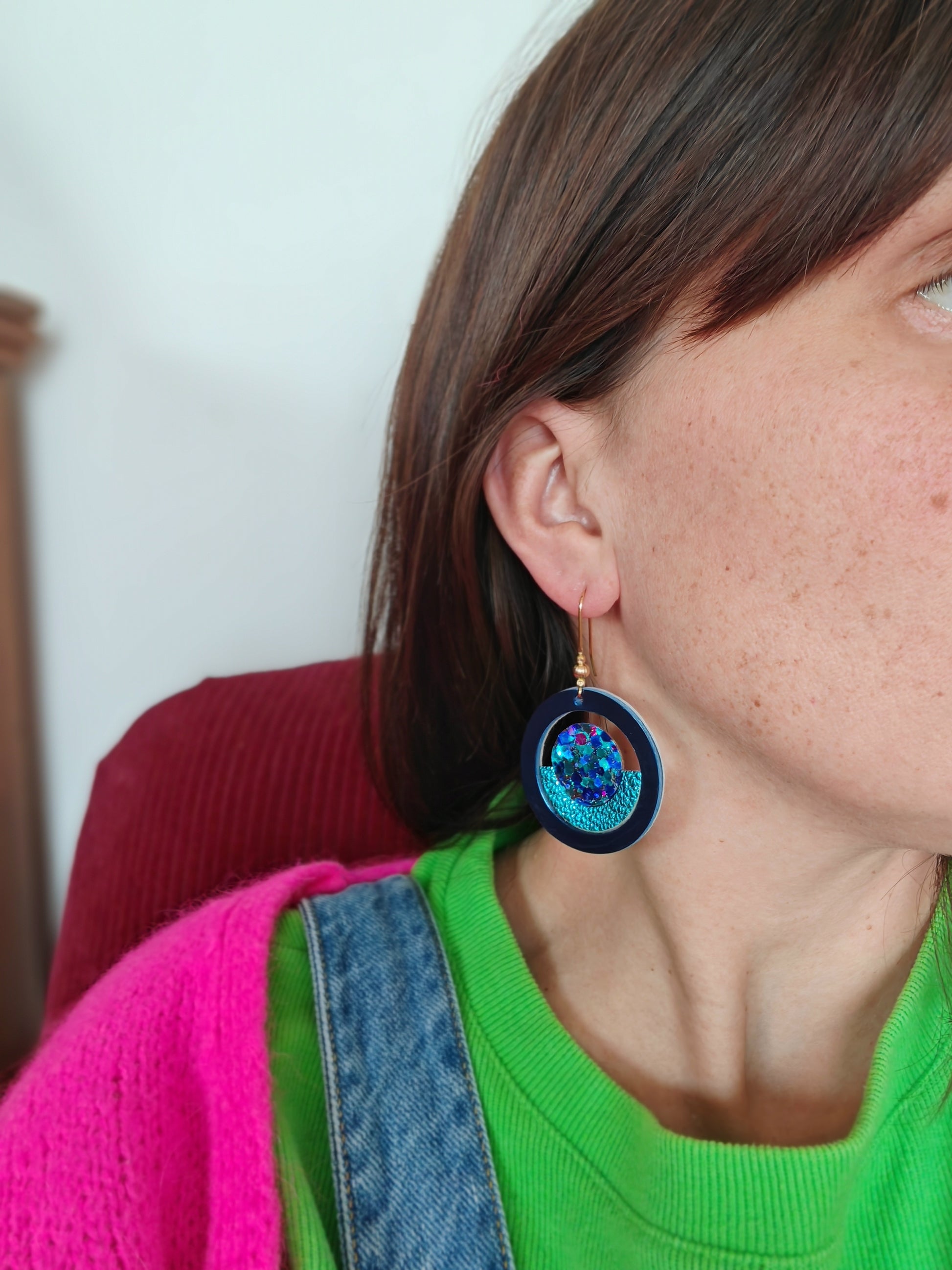 Boucles d'oreilles geometrique bleu et bleu paillette en cuir upcyclé modèle Alka porte- Majulette