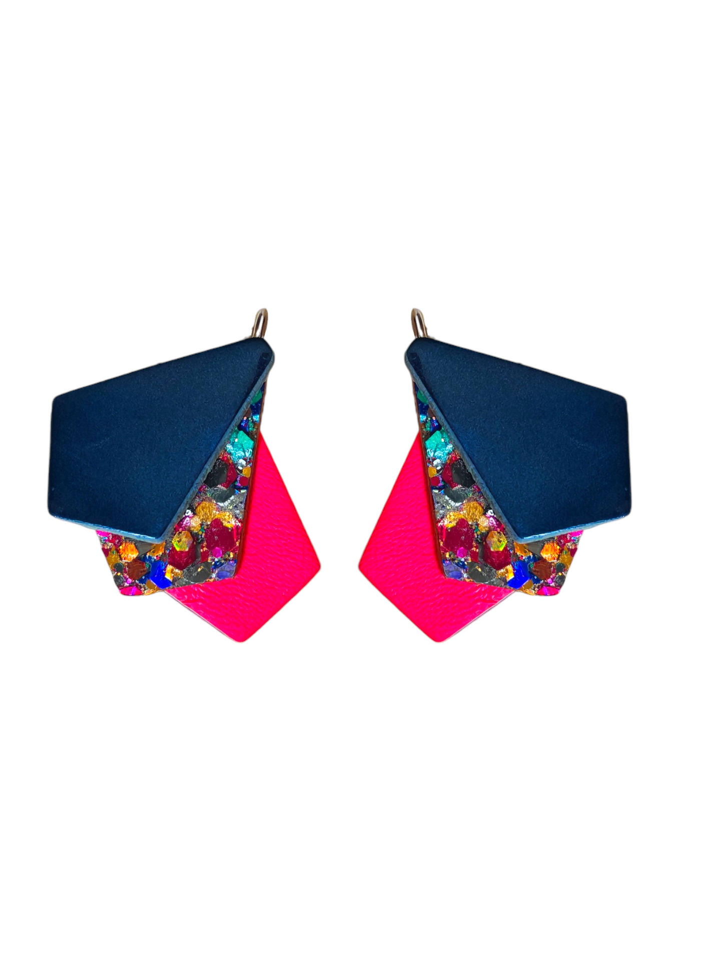 Boucles d'oreilles geometrique bleu  rose fluo et multicolore paillette en cuir upcyclé modèle Kroma porte - Majulette