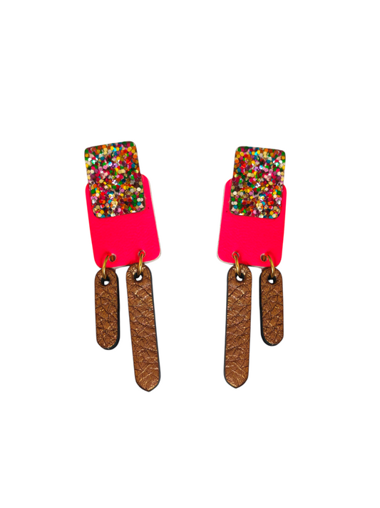 Boucles d'oreilles geometrique en cuir multicolore paillette  et rose fluo - modele Flow- Majulette