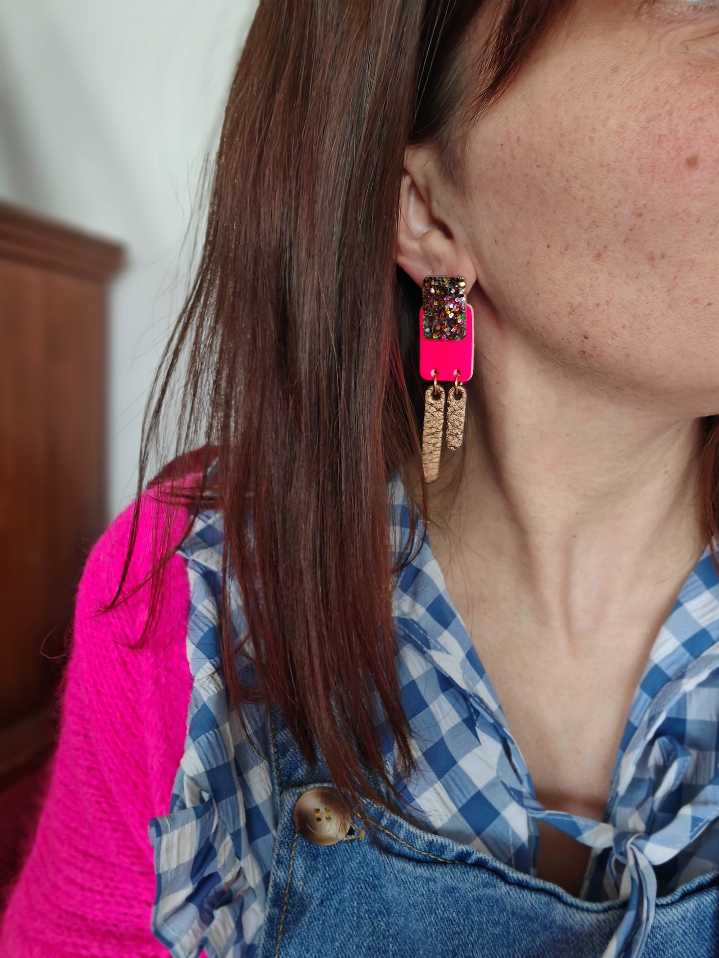 Boucles d'oreilles geometrique en cuir  rose fluo et multicolore paillette- modele Flow- Majulette