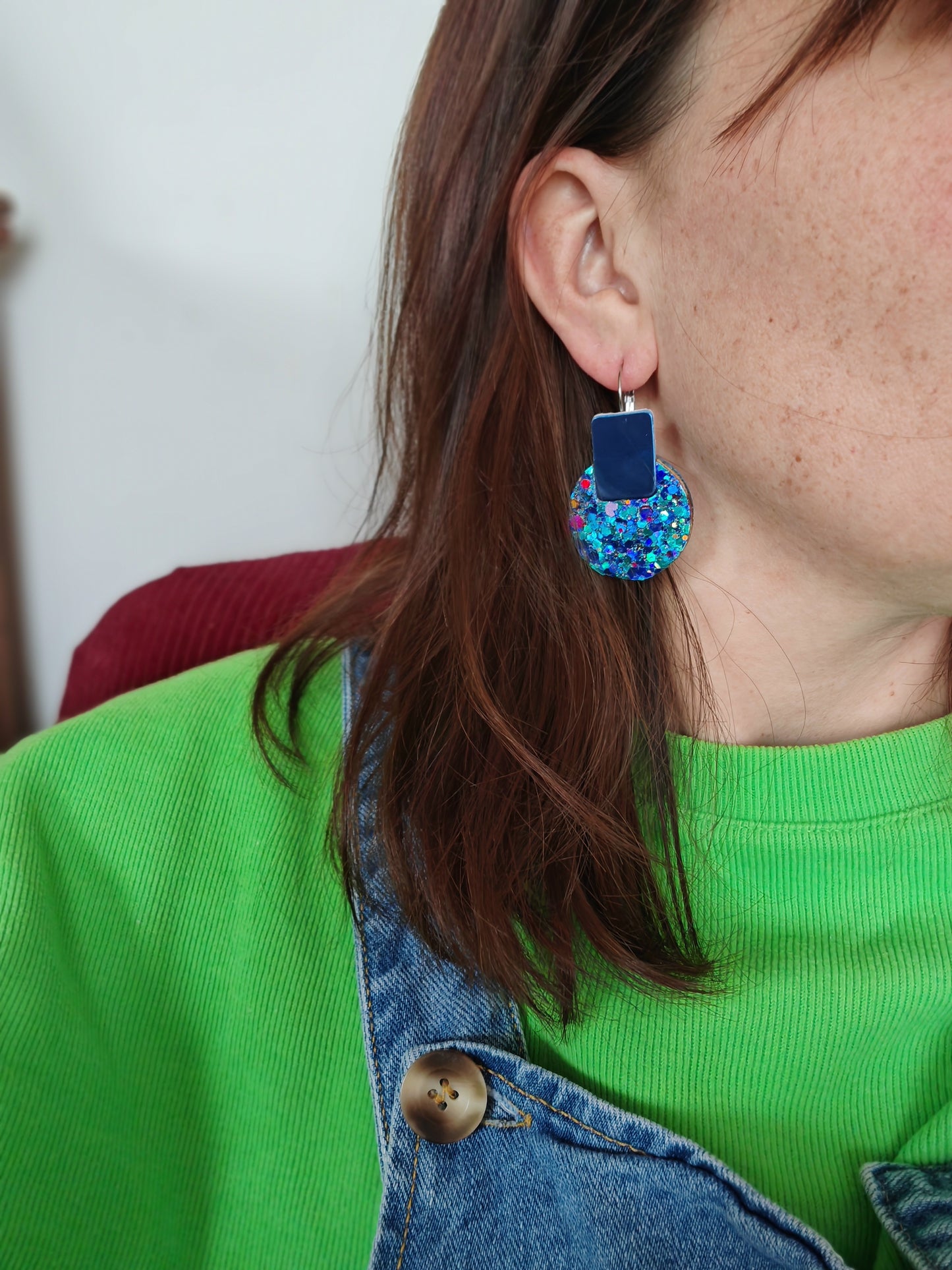 Boucles d'oreilles geometrique en cuir upcyclé bleu paillette et bleu metalisse-  modèle Dot - Majulette