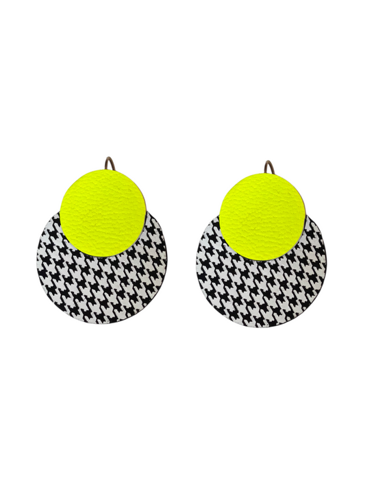 Boucles d'oreilles geometrique en cuir upcyclé pied de poule et jaune fluo modèle Peps- Majulette