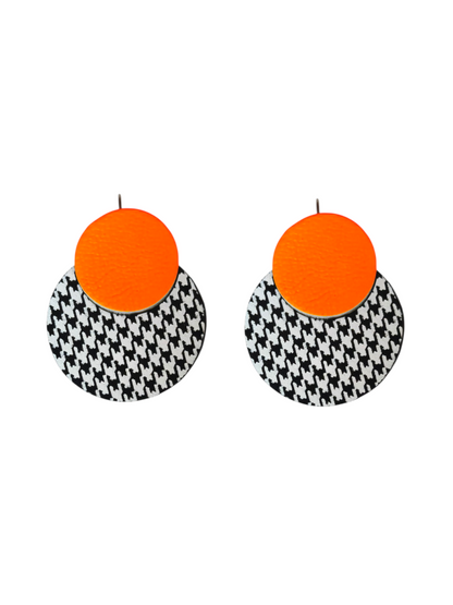 Boucles d'oreilles geometrique en cuir upcyclé pied de poule et orange fluo modèle Peps- Majulette