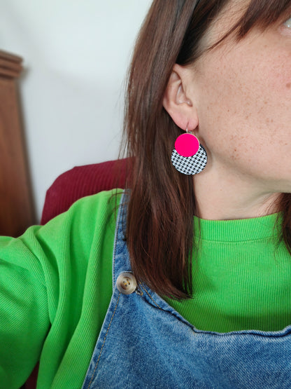 Boucles d'oreilles geometrique en cuir upcyclé pied de poule et rose fluo - porte-  modèle Peps- Majulette