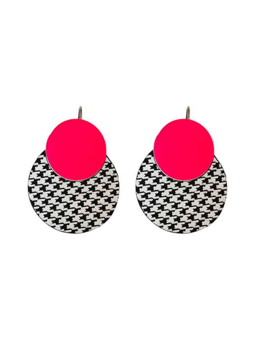 Boucles d'oreilles geometrique en cuir upcyclé pied de poule et rose fluo modèle Peps- Majulette
