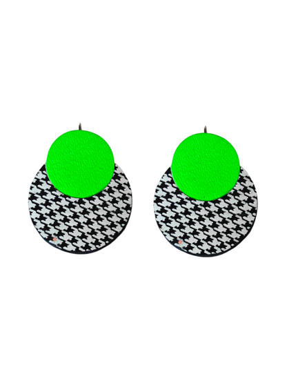 Boucles d'oreilles geometrique en cuir upcyclé pied de poule et vert fluo modèle Peps- Majulette