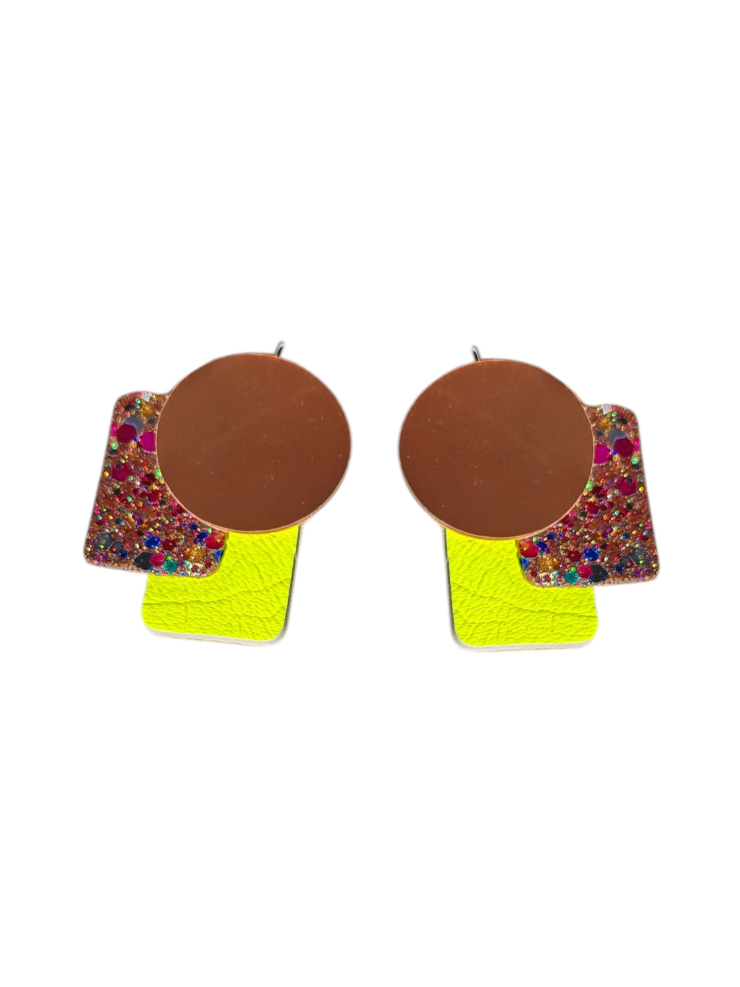 Boucles d'oreilles geometrique et multicolore paillette jaune fluo et orange metalisse en cuir upcyclé modèle Boom- Majulette