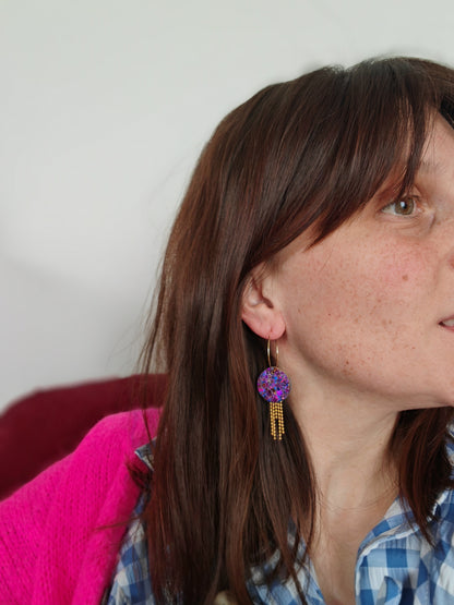 Boucles d'oreilles geometrique et pendante  violet paillette en cuir upcyclé modèle Splash- Majulette