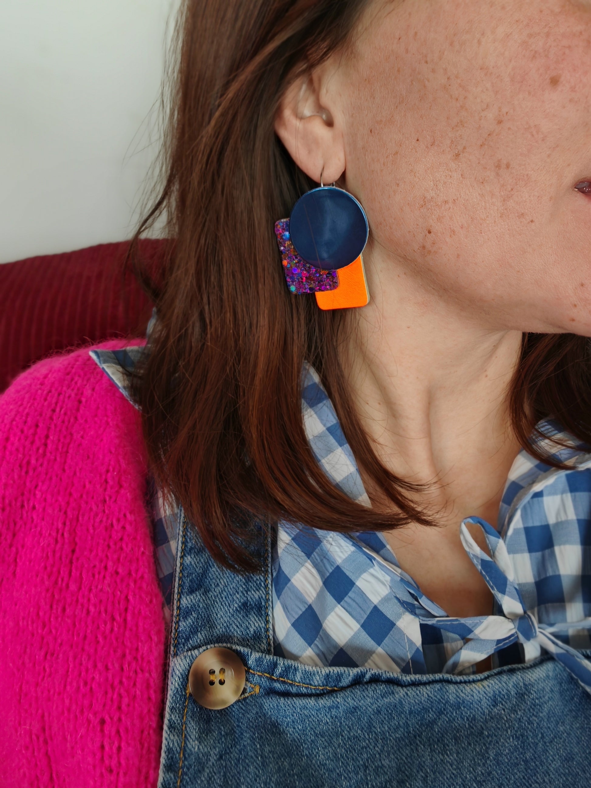 Boucles d'oreilles geometrique et violet paillette orange fluo et bleu en cuir upcyclé modèle Boom- Majulette
