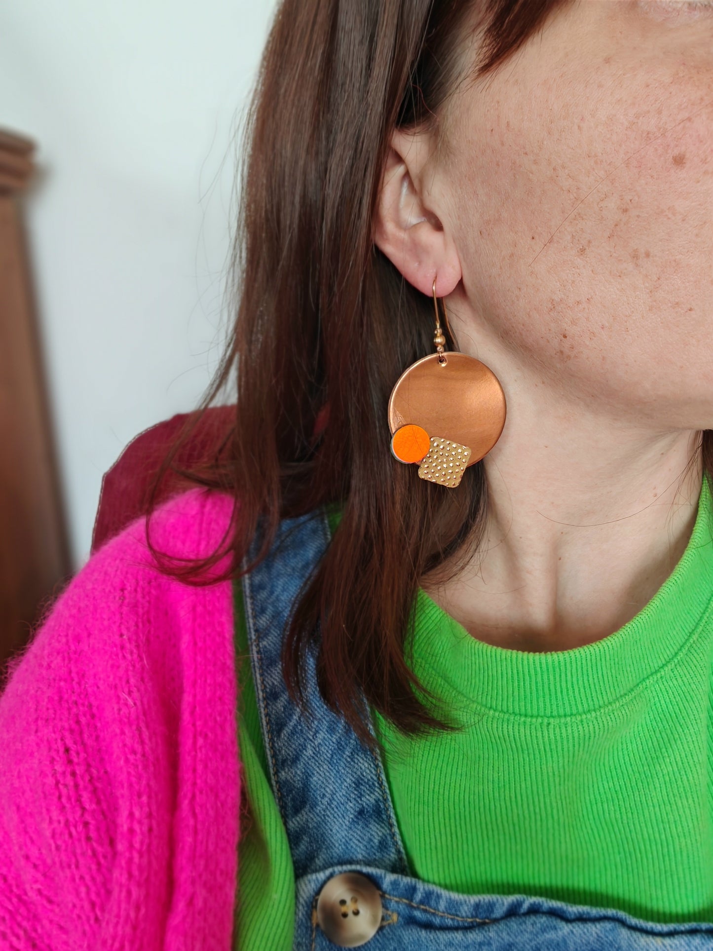 Boucles d'oreilles geometrique orange en cuir upcyclé modèle Oko- Majulette