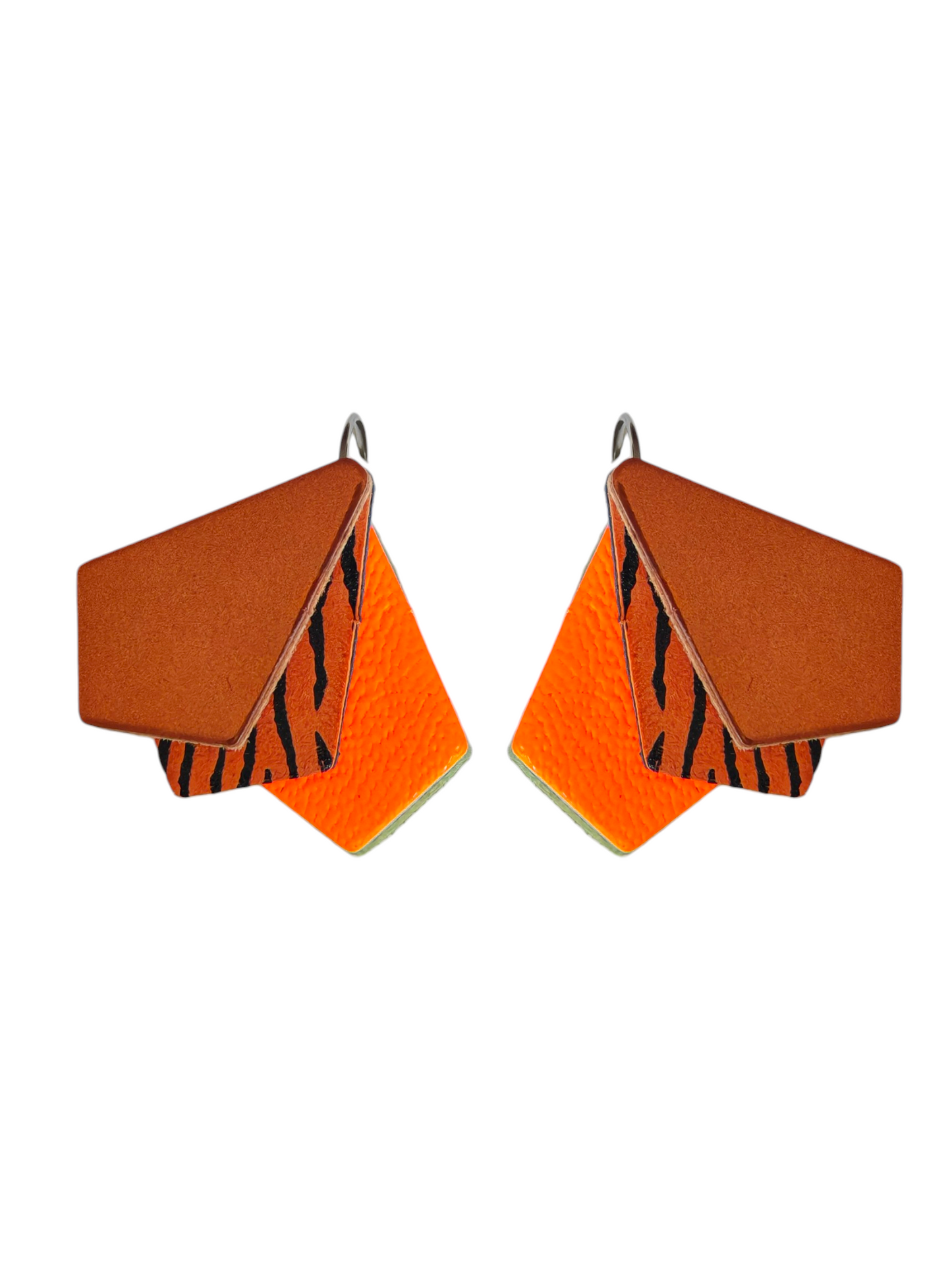 Boucles d'oreilles geometrique orange zebre et orange fluo et orange metalisse en cuir upcyclé modèle Kroma porte - Majulette