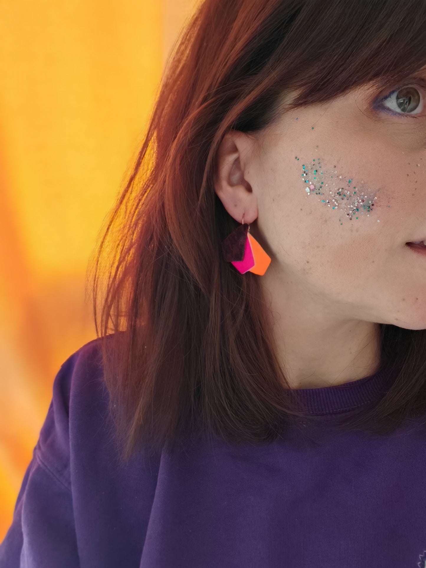 Boucles d'oreilles geometrique pied de poule orange fluo et orange fluo en cuir upcyclé modèle Kroma porte - Majulette