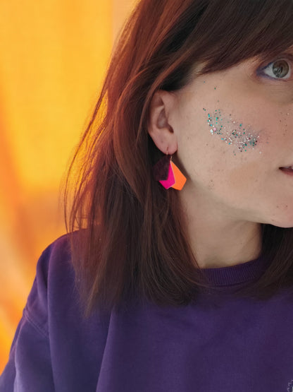 Boucles d'oreilles geometrique pied de poule orange fluo et orange fluo en cuir upcyclé modèle Kroma porte - Majulette