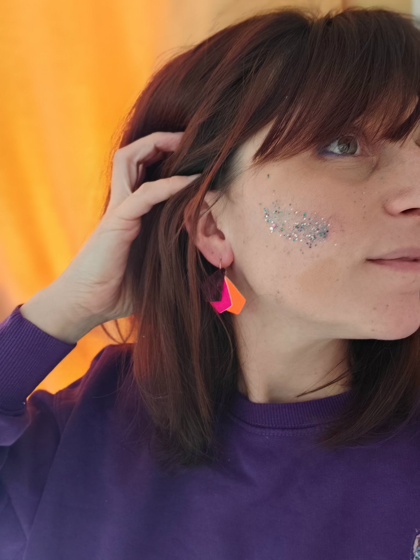 Boucles d'oreilles geometrique pied de poule orange fluo et orange fluo en cuir upcyclé modèle Kroma porte - Majulette