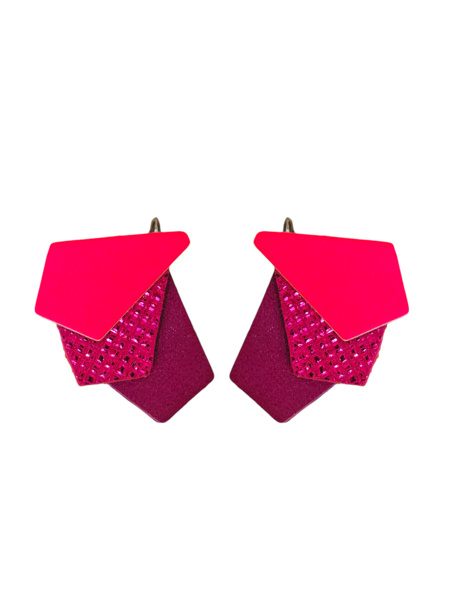 Boucles d'oreilles geometrique rose et rose fluo en cuir upcyclé modèle Kroma porte - Majulette