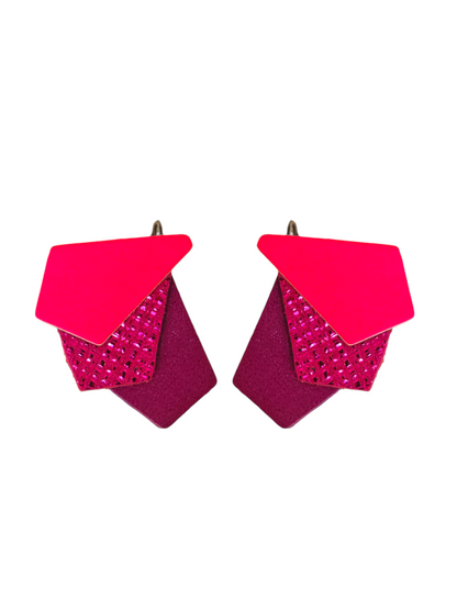 Boucles d'oreilles geometrique rose et rose fluo en cuir upcyclé modèle Kroma porte - Majulette