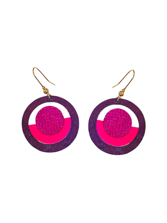 Boucles d'oreilles geometrique rose et violet en cuir upcyclé modèle Alka- Majulette