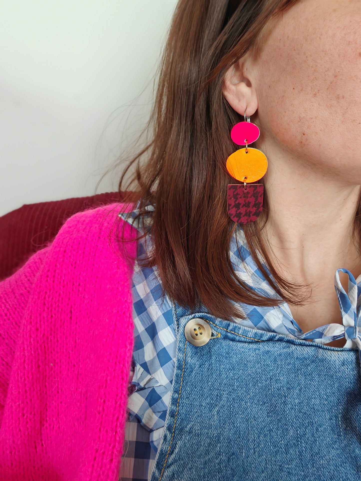 Boucles d'oreilles geometrique rose fluo pied de poule et orange fluo  porte modèle splash- Majulette