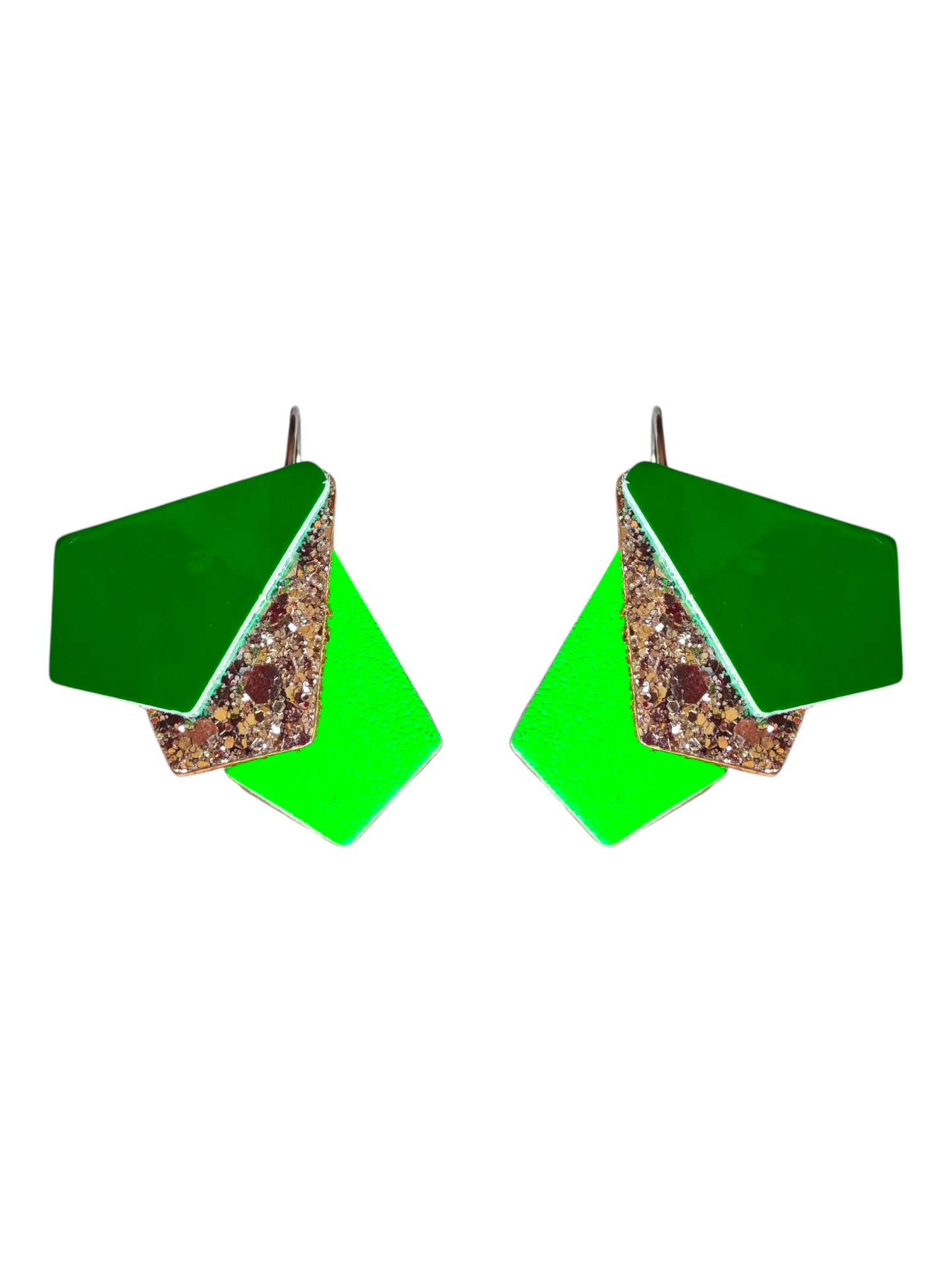 Boucles d'oreilles geometrique vert et vert fluo et argente paillette en cuir upcyclé modèle Kroma porte - Majulette