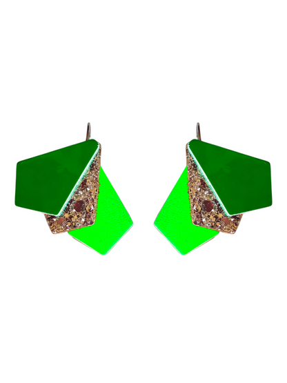 Boucles d'oreilles geometrique vert et vert fluo et argente paillette en cuir upcyclé modèle Kroma porte - Majulette
