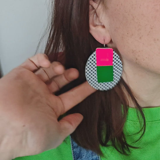 Boucles d'oreilles géométriques en cuir upcyclé modèle Kaboum pied de poule rose et vert porté vidéo  - Majulette