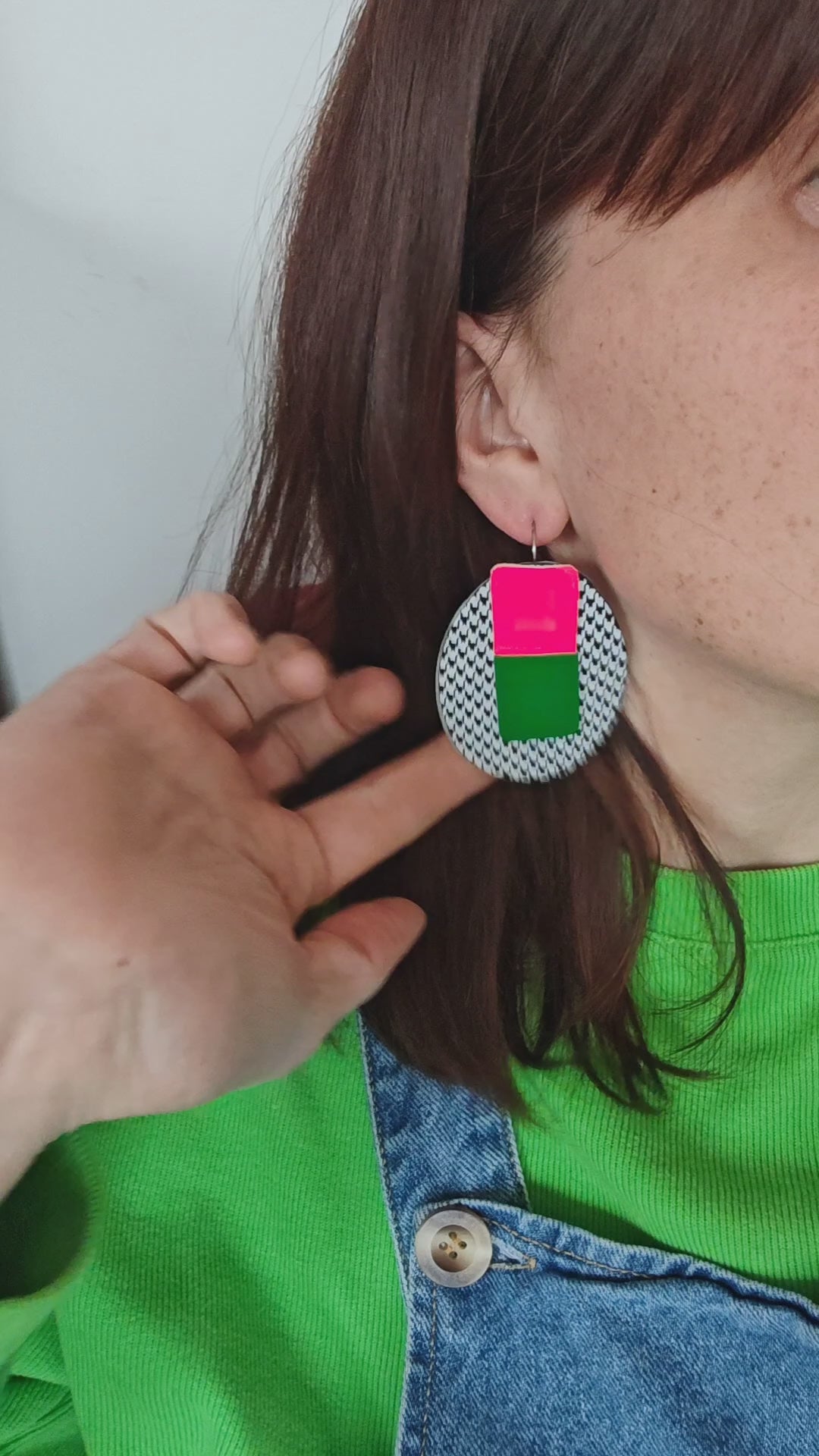 Boucles d'oreilles géométriques en cuir upcyclé modèle Kaboum pied de poule rose et vert porté vidéo  - Majulette
