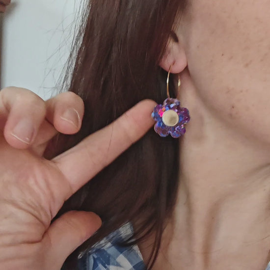 Boucles d'oreilles fleurs en cuir upcyclé violet pailleté porté vidéo -modèle Bulle- Majulette