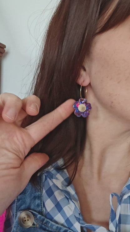 Boucles d'oreilles fleurs en cuir upcyclé violet pailleté porté vidéo -modèle Bulle- Majulette