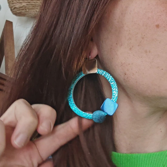 Boucles d'oreilles ronde et carre bleu porte modèle Ixia- Majulette Video