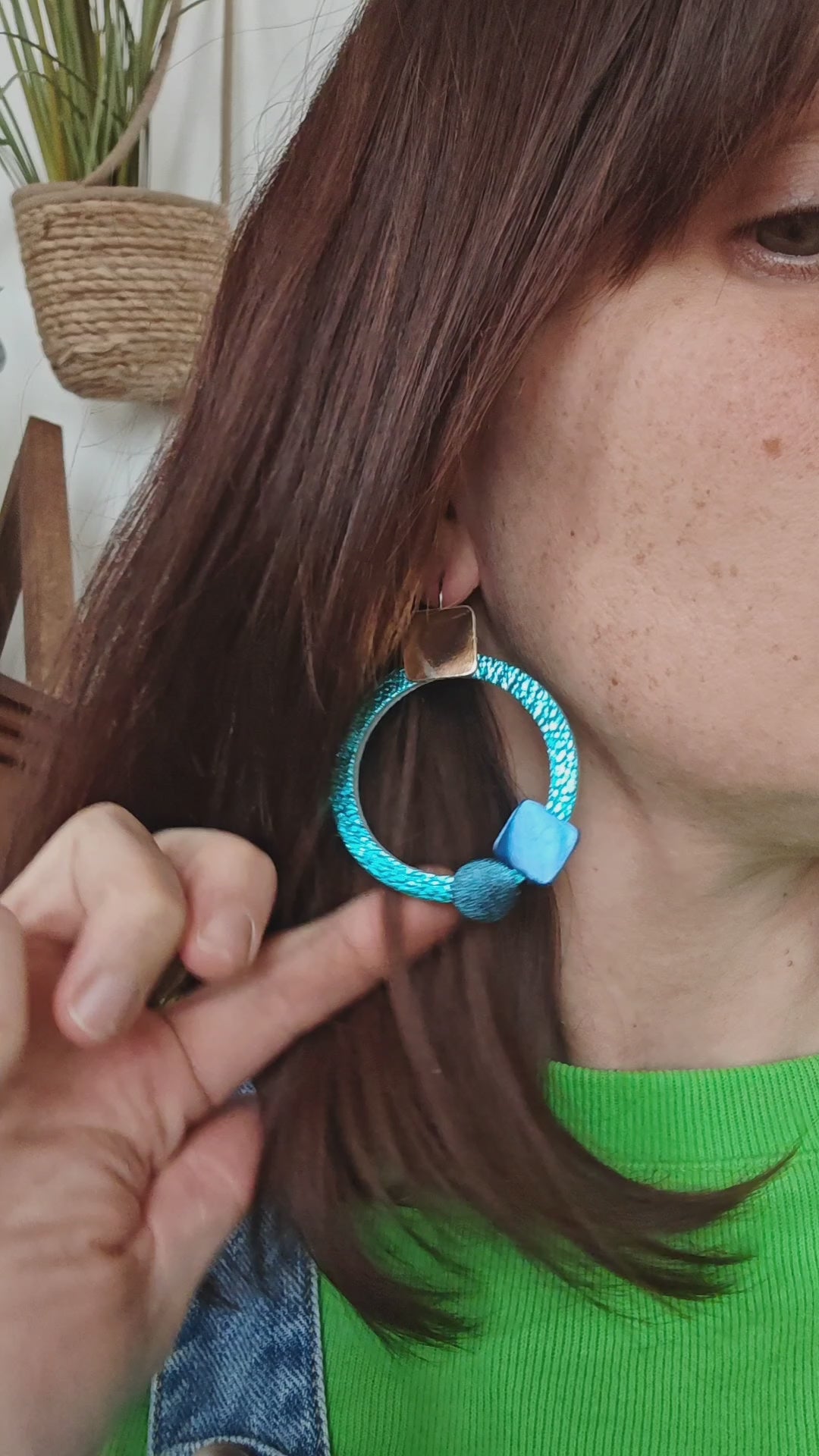 Boucles d'oreilles ronde et carre bleu porte modèle Ixia- Majulette Video
