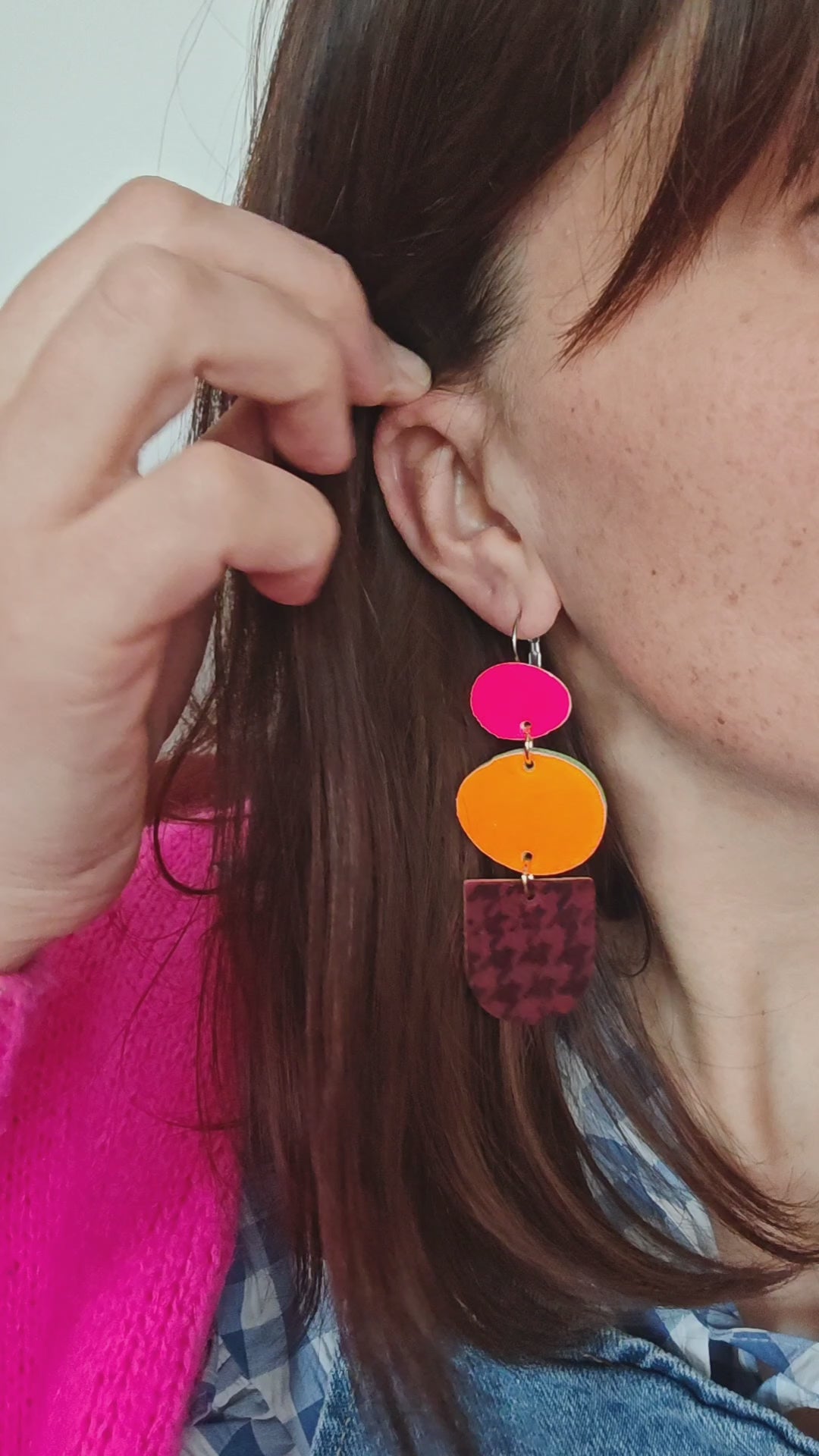 Video boucles d'oreilles geometrique rose fluo pied de poule et orange fluo  porte modèle splash- Majulette