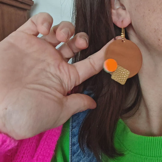 Boucles d'oreilles geometrique orange en cuir upcyclé modèle Oko- Majulette