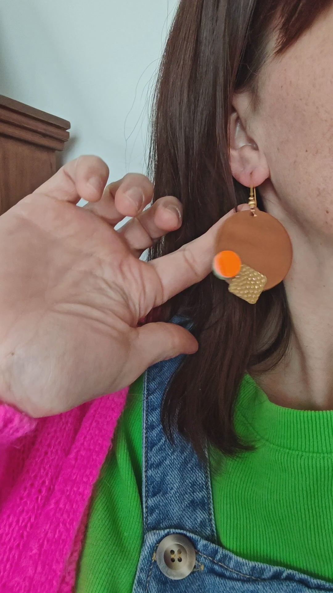 Boucles d'oreilles geometrique orange en cuir upcyclé modèle Oko- Majulette