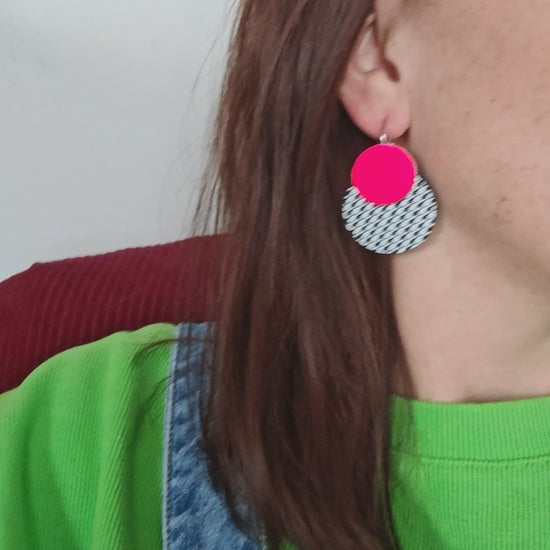 Boucles d'oreilles geometrique en cuir upcyclé pied de poule et rose fluo - porte-  modèle Peps- Majulette