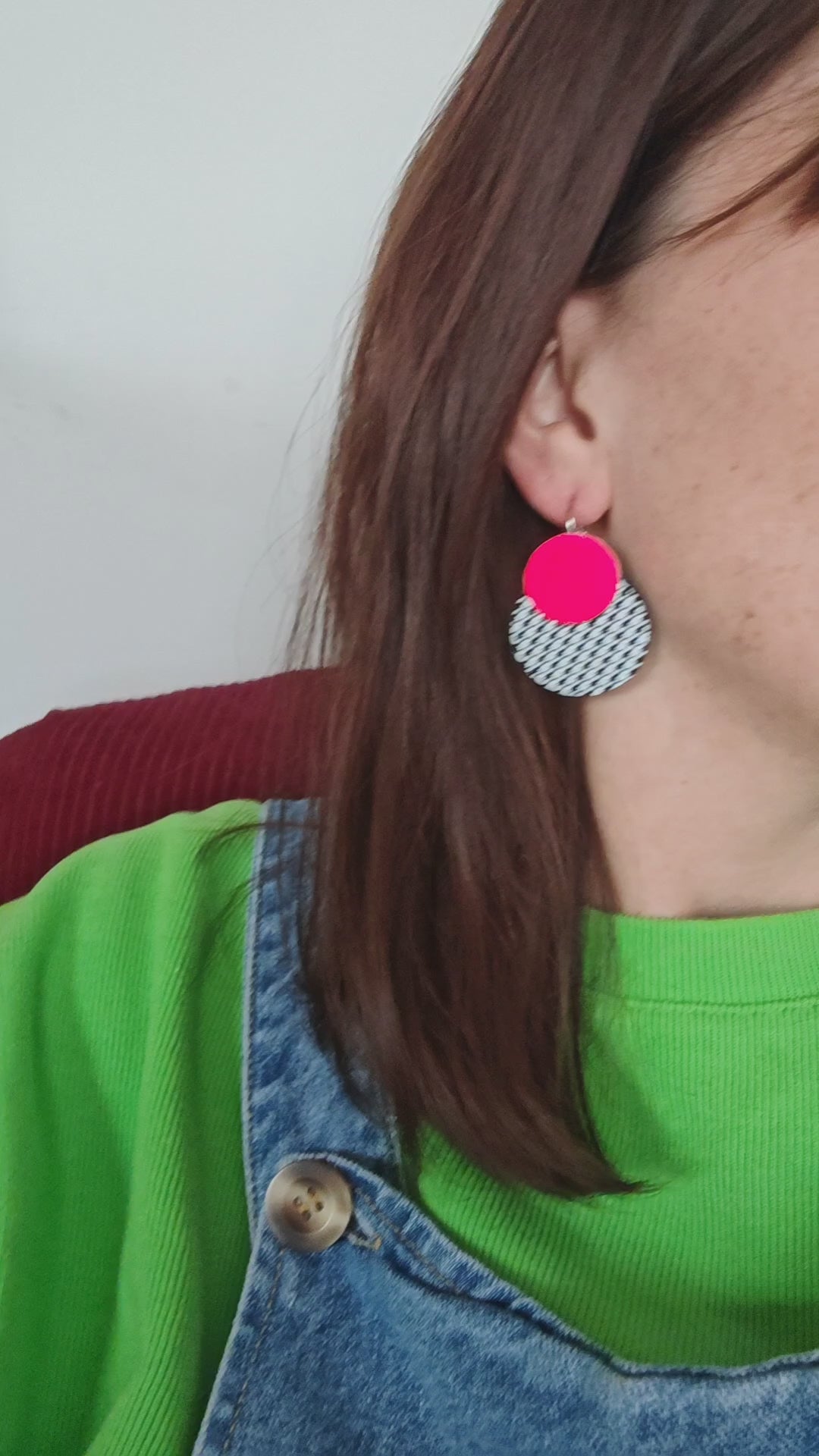 Boucles d'oreilles geometrique en cuir upcyclé pied de poule et rose fluo - porte-  modèle Peps- Majulette