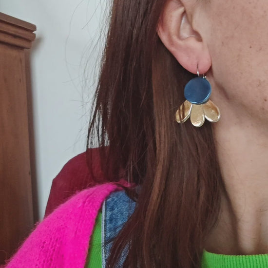 Vidéo boucles d'oreilles fleur en cuir bleu et or porte - Majulette